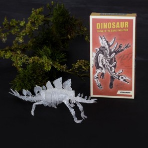 Dinosaur Stegosaurus lyser i mørket